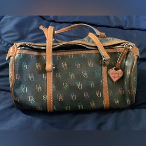 Dooney and Bourke black barrel hand bag